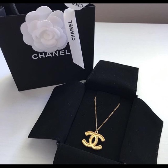 CHANEL Jewelry - ❣️SOLD❣️Chanel Matte Gold CC necklace